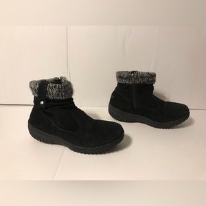 Khombu Laura leather black water repellant booties women size 9M